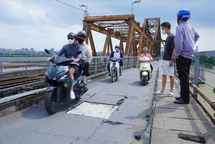 Bộ GTVT chỉ đạo khắc phục ngay hư hỏng, thủng mặt cầu Long Biên - Ảnh 1.