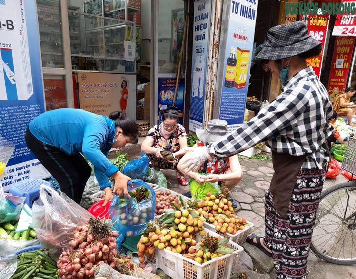 Người Hà Nội xếp hàng mua rượu nếp, hoa tươi, trái cây về 'diệt sâu bọ' - Ảnh 8.