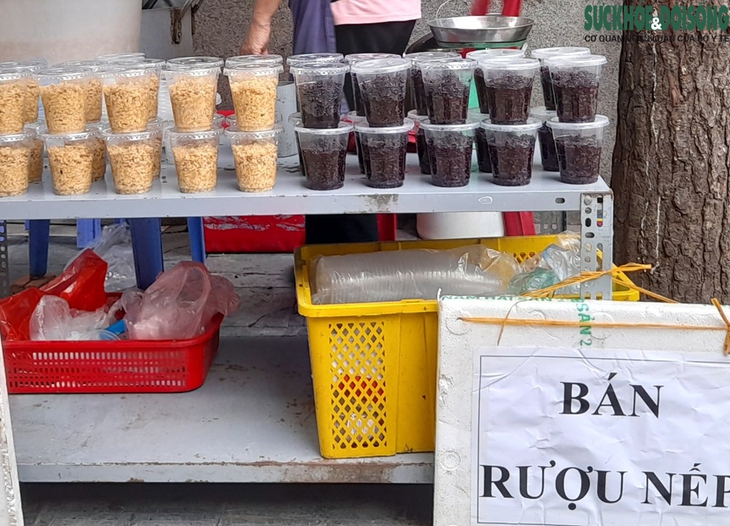 Người Hà Nội xếp hàng mua rượu nếp, hoa tươi, trái cây về 'diệt sâu bọ' - Ảnh 2.