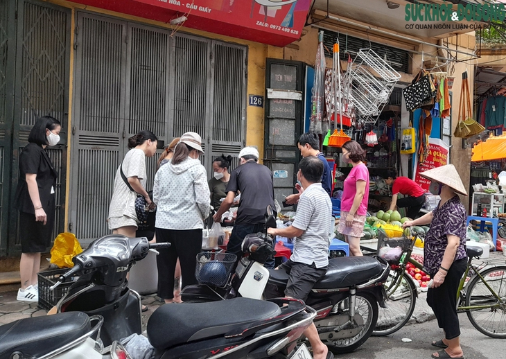 Người Hà Nội xếp hàng mua rượu nếp, hoa tươi, trái cây về 'diệt sâu bọ' - Ảnh 4.