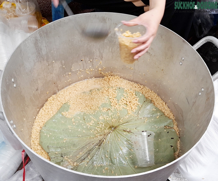 Người Hà Nội xếp hàng mua rượu nếp, hoa tươi, trái cây về 'diệt sâu bọ' - Ảnh 6.