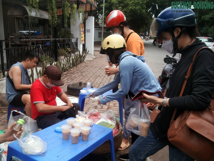 Người Hà Nội xếp hàng mua rượu nếp, hoa tươi, trái cây về 'diệt sâu bọ' - Ảnh 10.