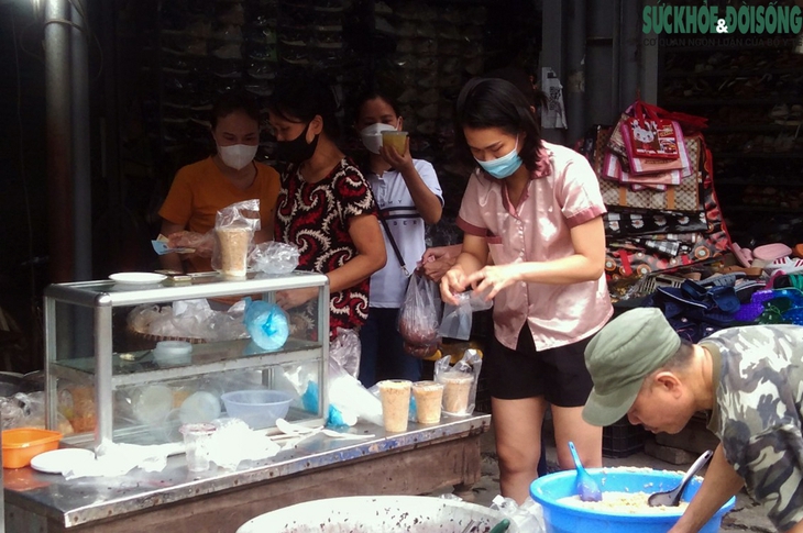 Người Hà Nội xếp hàng mua rượu nếp, hoa tươi, trái cây về 'diệt sâu bọ' - Ảnh 11.