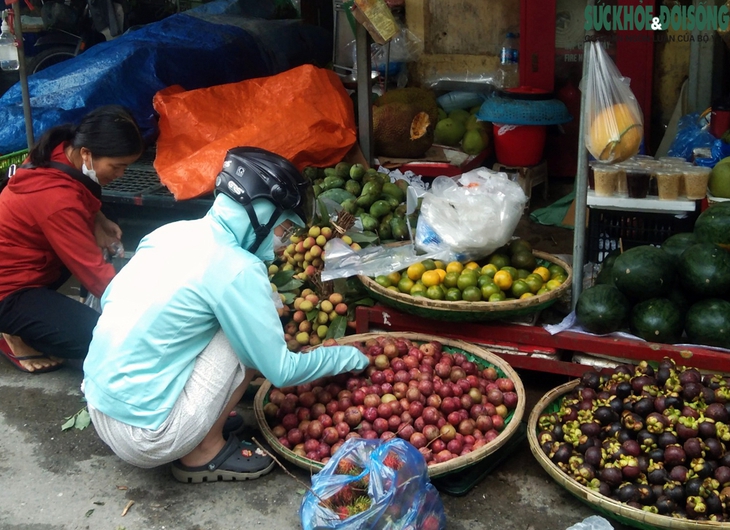 Người Hà Nội xếp hàng mua rượu nếp, hoa tươi, trái cây về 'diệt sâu bọ' - Ảnh 15.