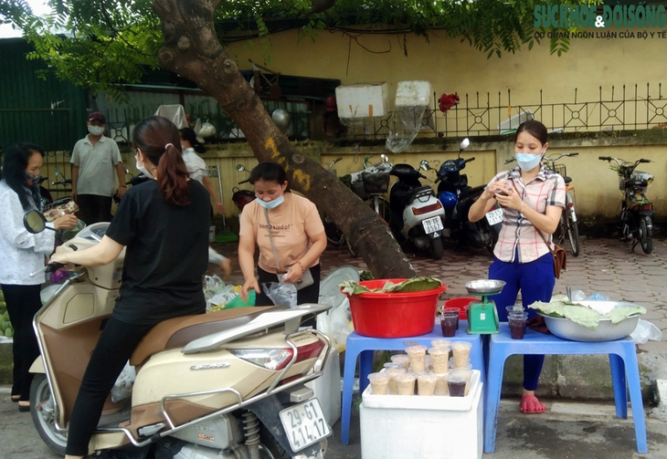 Người Hà Nội xếp hàng mua rượu nếp, hoa tươi, trái cây về 'diệt sâu bọ' - Ảnh 13.