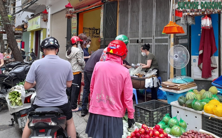 Người Hà Nội xếp hàng mua rượu nếp, hoa tươi, trái cây về 'diệt sâu bọ' - Ảnh 5.