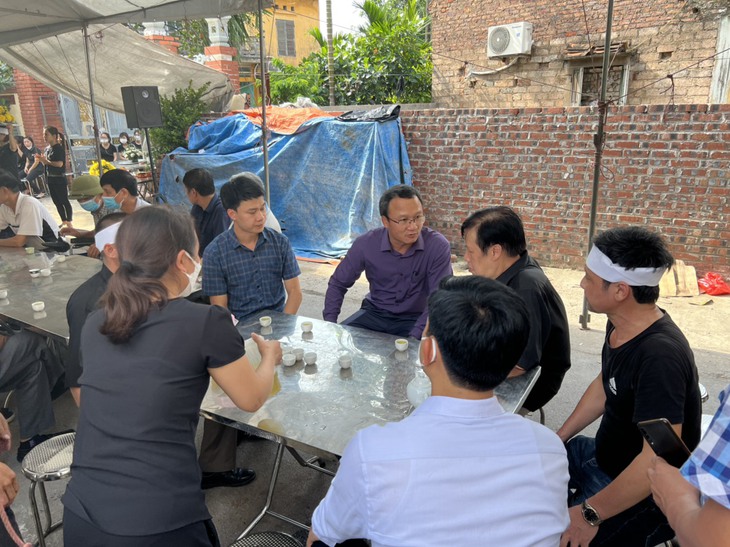 Đám tang đẫm nước mắt tại gia đình 3 nạn nhân tử vong do tai nạn giao thông ở Bắc Giang - Ảnh 1. Đám tang đẫm nước mắt tại gia đình 3 nạn nhân tử vong do tai nạn giao thông ở Bắc Giang - Ảnh 1.