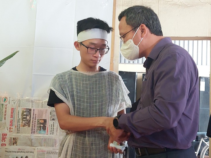 Đám tang đẫm nước mắt tại gia đình 3 nạn nhân tử vong do tai nạn giao thông ở Bắc Giang - Ảnh 2. Đám tang đẫm nước mắt tại gia đình 3 nạn nhân tử vong do tai nạn giao thông ở Bắc Giang - Ảnh 2.