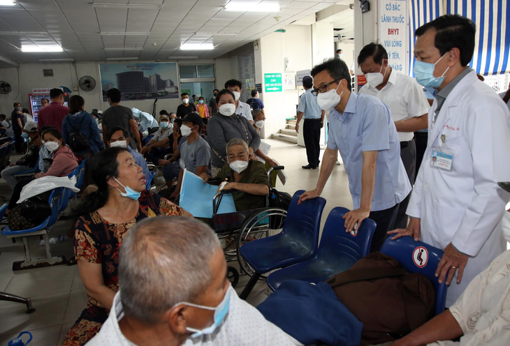 Phó Thủ tướng Vũ Đức Đam: Dứt khoát phải có thuốc cho bệnh nhân - Ảnh 1.