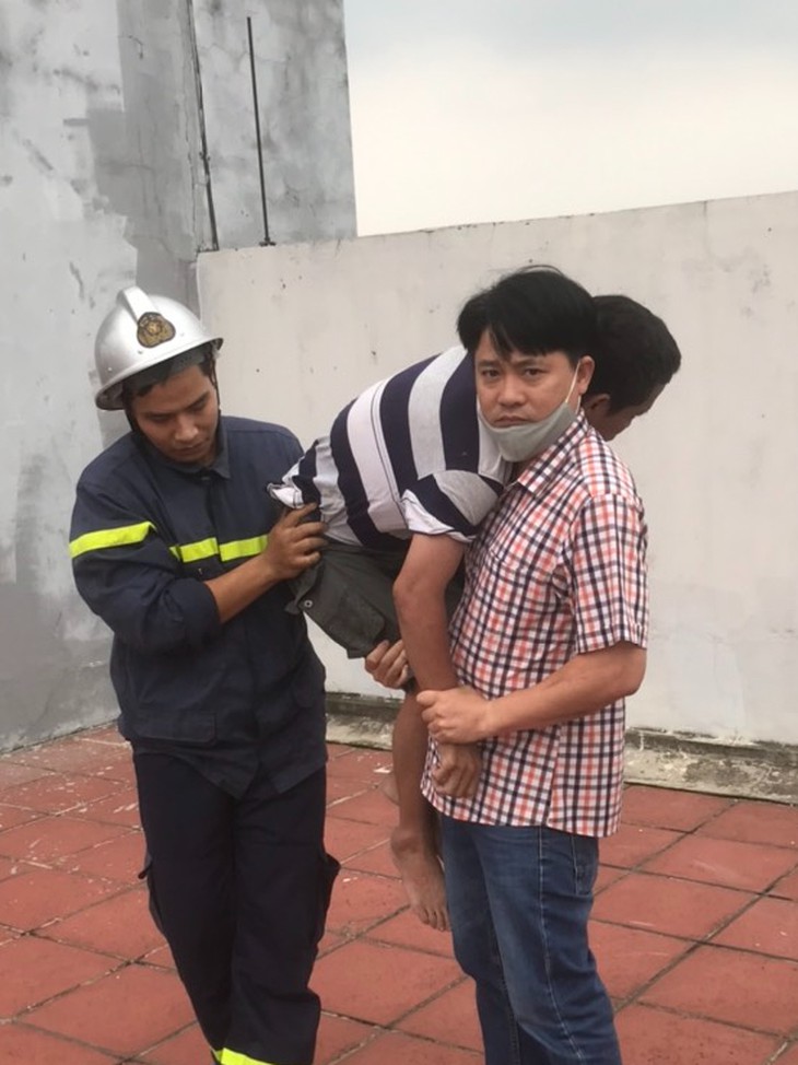Áp sát, khống chế người đàn ông có ý định nhảy từ nóc chung cư cao 40 tầng ở Hà Nội - Ảnh 3.