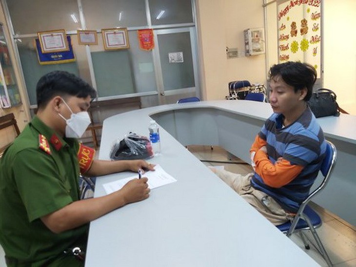 TP Hồ Chí Minh: Bắt đối tượng mang dao, súng giả đi cướp táo tợn  - Ảnh 1.