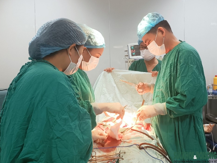 TTYT huyện miền núi phẫu thuật thành công khối u xơ tử cung “khủng” như thai 5 tháng - Ảnh 1. TTYT huyện miền núi phẫu thuật thành công khối u xơ tử cung “khủng” như thai 5 tháng - Ảnh 1.