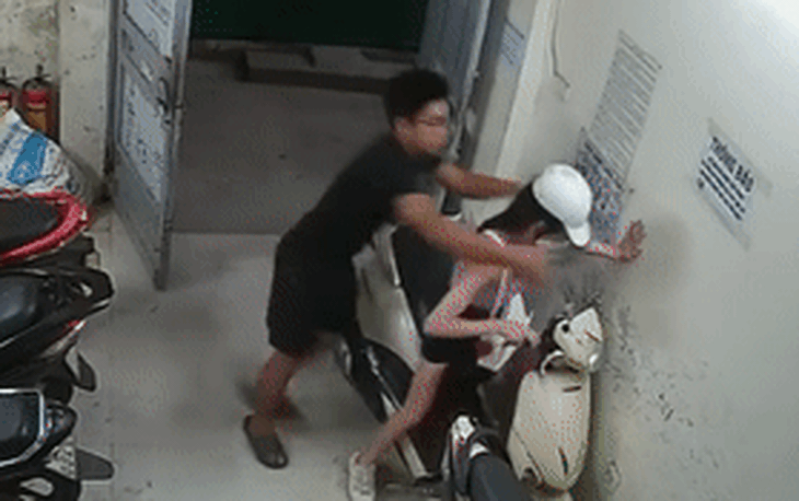 Công an triệu tập "kẻ biến thái" lao vào nhà trọ sàm sỡ cô gái ở Hà Nội