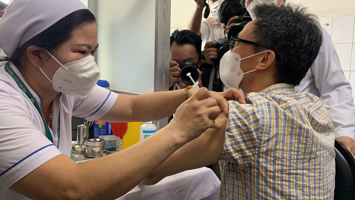 Phó Thủ tướng Vũ Đức Đam tiêm mũi 4 vaccine COVID-19 tại TP.HCM - Ảnh 1.