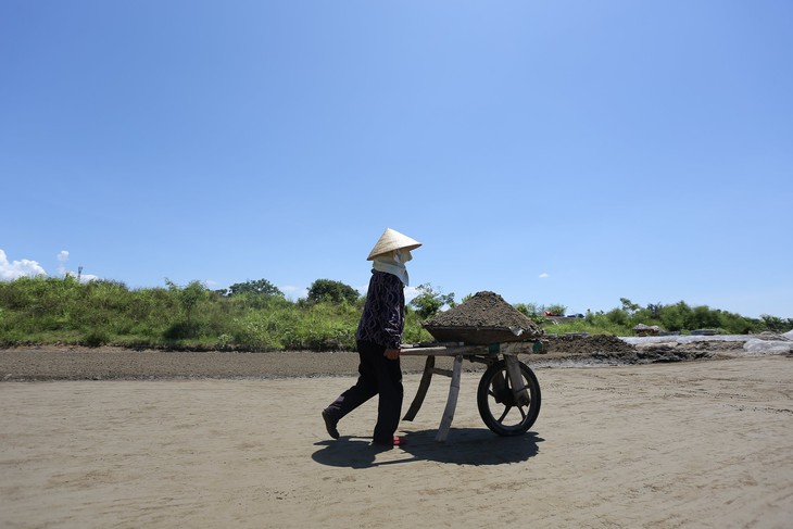 Diêm dân Hà Tĩnh "rang mình" trên đồng nước mặn - Ảnh 1. Diêm dân Hà Tĩnh "rang mình" trên đồng nước mặn - Ảnh 1.