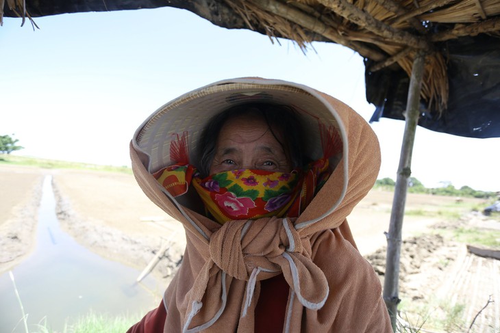 Diêm dân Hà Tĩnh "rang mình" trên đồng nước mặn - Ảnh 5. Diêm dân Hà Tĩnh "rang mình" trên đồng nước mặn - Ảnh 5.