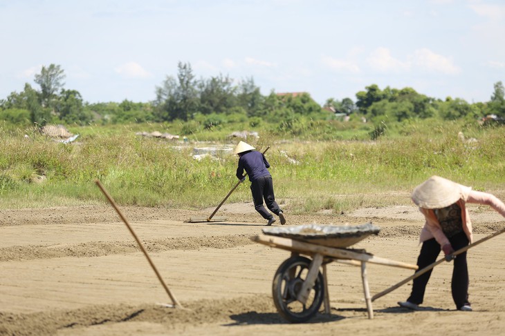 Diêm dân Hà Tĩnh "rang mình" trên đồng nước mặn - Ảnh 2. Diêm dân Hà Tĩnh "rang mình" trên đồng nước mặn - Ảnh 2.