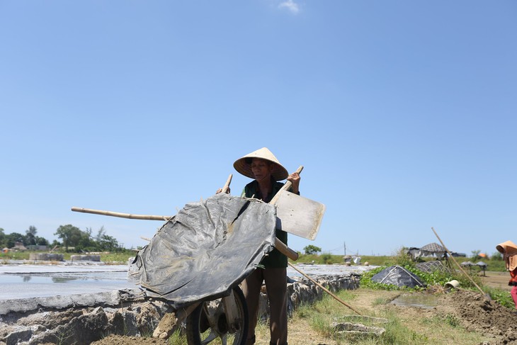 Diêm dân Hà Tĩnh "rang mình" trên đồng nước mặn - Ảnh 7. Diêm dân Hà Tĩnh "rang mình" trên đồng nước mặn - Ảnh 7.