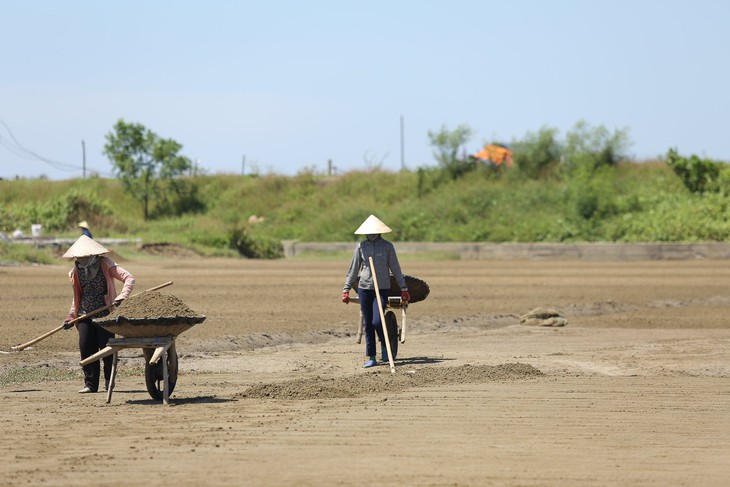 Diêm dân Hà Tĩnh "rang mình" trên đồng nước mặn - Ảnh 4. Diêm dân Hà Tĩnh "rang mình" trên đồng nước mặn - Ảnh 4.