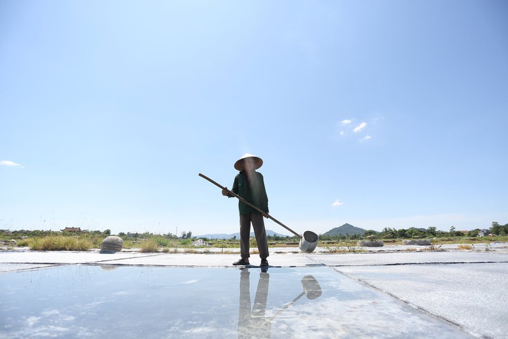 Diêm dân Hà Tĩnh "rang mình" trên đồng nước mặn - Ảnh 9. Diêm dân Hà Tĩnh "rang mình" trên đồng nước mặn - Ảnh 9.