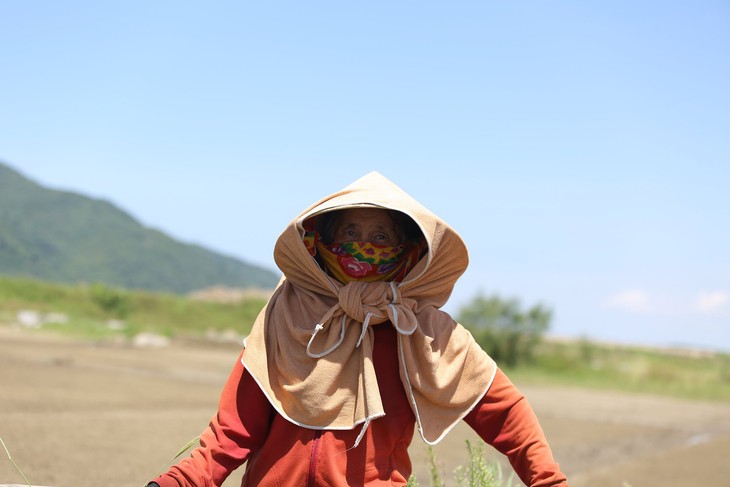 Diêm dân Hà Tĩnh "rang mình" trên đồng nước mặn - Ảnh 6. Diêm dân Hà Tĩnh "rang mình" trên đồng nước mặn - Ảnh 6.