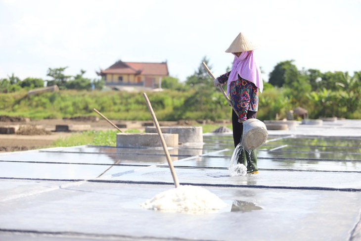 Diêm dân Hà Tĩnh "rang mình" trên đồng nước mặn - Ảnh 8. Diêm dân Hà Tĩnh "rang mình" trên đồng nước mặn - Ảnh 8.