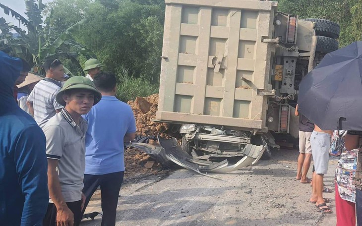 Lật xe tải chở đất, đè chết 3 người trong ô tô con