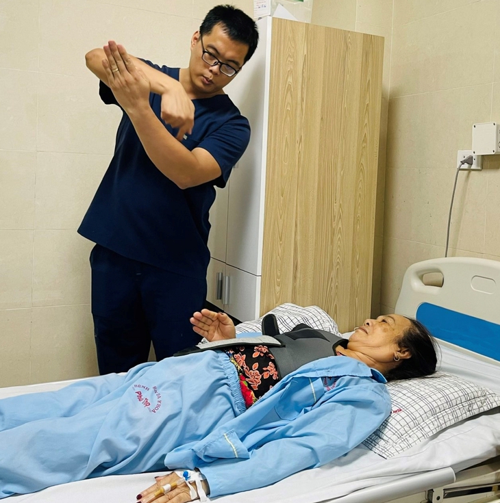 Thay khớp vai cho người bệnh lớn tuổi gãy xương phức tạp - Ảnh 2. Thay khớp vai cho người bệnh lớn tuổi gãy xương phức tạp - Ảnh 2.