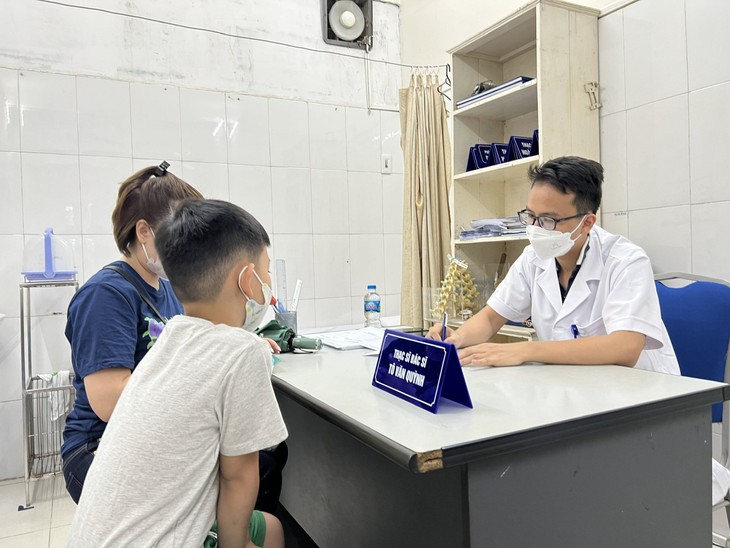 Nhiều trẻ bị cong vẹo cột sống đến bệnh viện muộn, cha mẹ hãy nghe cảnh báo của chuyên gia - Ảnh 1.