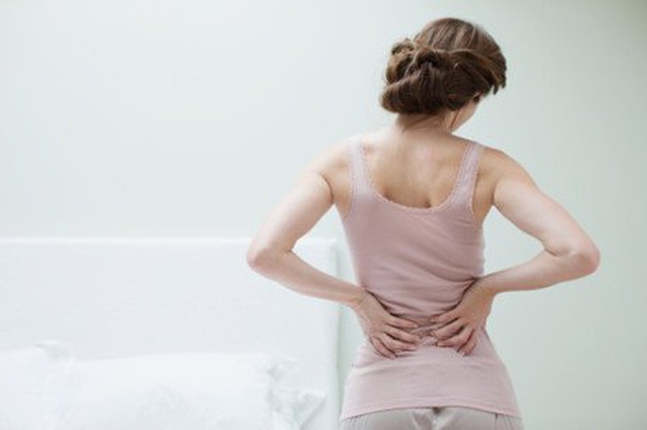 Tê bì chân tay, hay đau nhức các khớp chân, tay, hay bị chuột rút, đâu người, lưng âm ỉ là triệu chứng của loãng xương sau sinh.