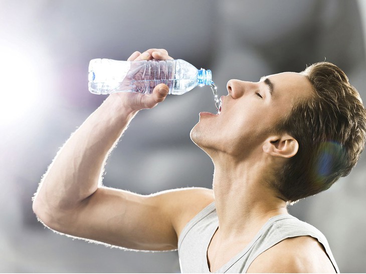 7 mẹo siêu đơn giản ngăn ngừa bệnh tật do nắng nóng, ai cũng có thể làm - Ảnh 3.