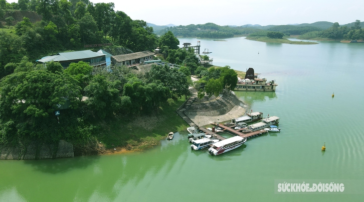 "Vịnh Hạ Long" giữa đại ngàn Tây Bắc đẹp mê mẩn quên lối về  - Ảnh 1.