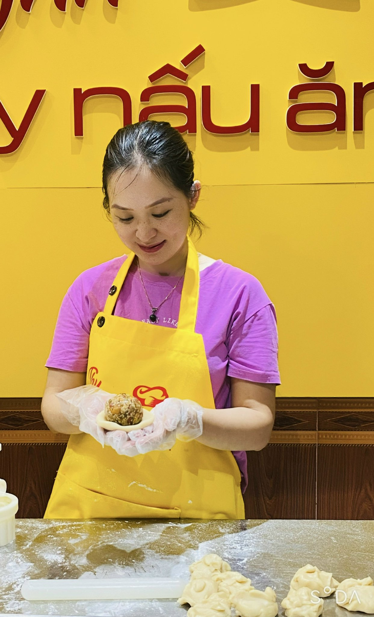 Cô chủ Nguyễn Thu Quỳnh chia sẻ về bí quyết làm bánh trung thu thơm ngon chuẩn vị - Ảnh 2. Cô chủ Nguyễn Thu Quỳnh chia sẻ về bí quyết làm bánh trung thu thơm ngon chuẩn vị - Ảnh 2.