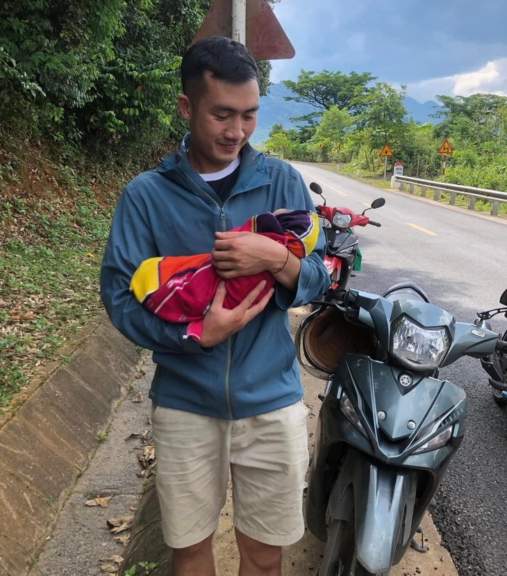 Trung uý công an kịp thời hỗ trợ đỡ đẻ cho 1 sản phụ bên đường
- Ảnh 1. Trung uý công an kịp thời hỗ trợ đỡ đẻ cho 1 sản phụ bên đường
- Ảnh 1.