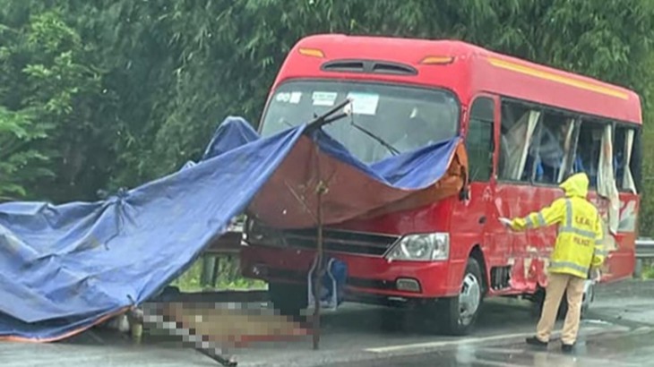 2 xe khách va chạm trên cao tốc Nội Bài - Lào Cai, 7 người thương vong - Ảnh 1.