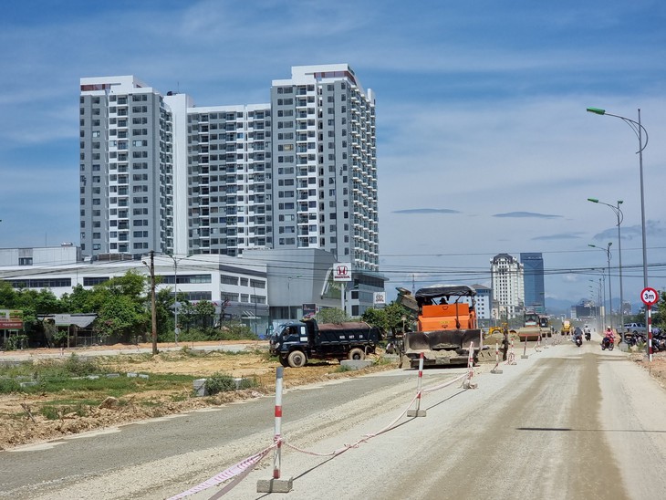 Dân lo sẽ có “đê chắn nước” vào mùa mưa lũ sau khi nâng đường - Ảnh 3.