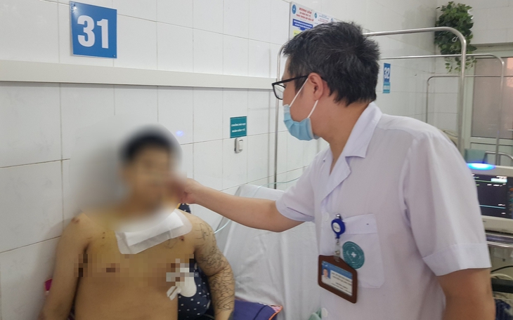 Sau cuộc cãi vã, nam thanh niên bị đâm xuyên ngực 