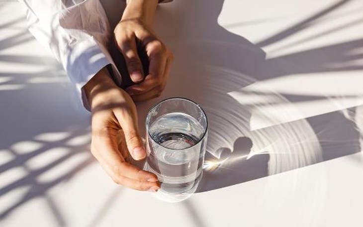 Uống đủ nước giúp ngăn ngừa triệu chứng viêm khớp dạng thấp