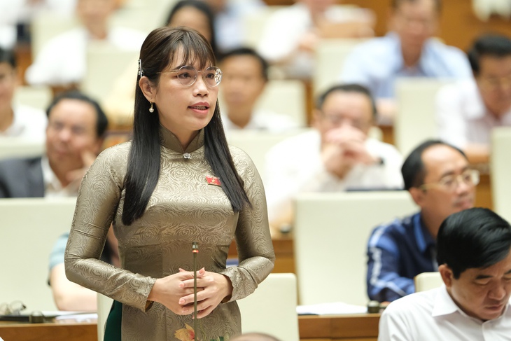 Bộ trưởng Hồ Đức Phớc: Chỉ có thể vận động các cơ quan chủ quản tiết giảm chi phí để hạ giá SGK - Ảnh 2.