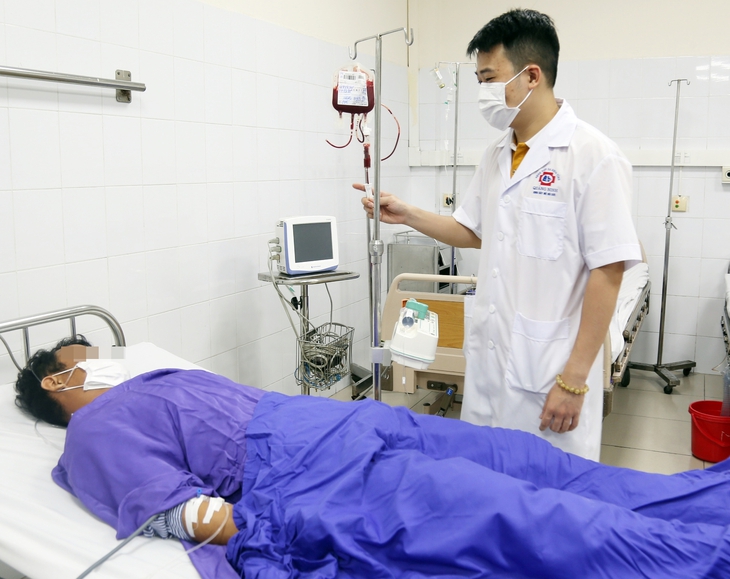 Cứu sống ngư dân bị cá mập tấn công - Ảnh 1.