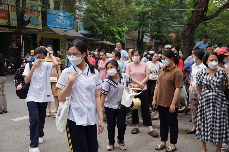 Đề thi môn Ngữ văn vào lớp 10 ở Hải Phòng: Nơi phấn khởi, chốn khóc ròng - Ảnh 2.