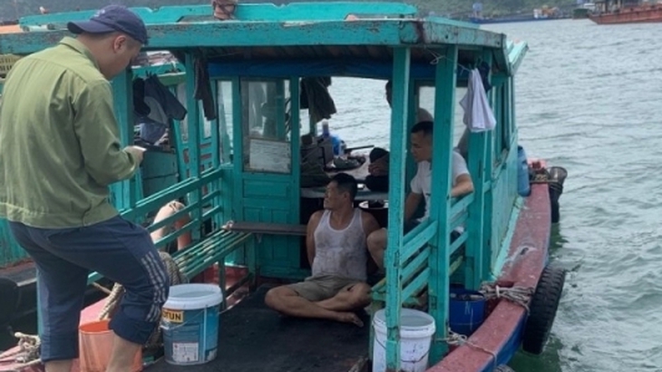 Bắt nhóm đối tượng thu tiền 'bảo kê' tàu bốc dỡ hàng trên biển - Ảnh 1. Bắt nhóm đối tượng thu tiền 'bảo kê' tàu bốc dỡ hàng trên biển - Ảnh 1.