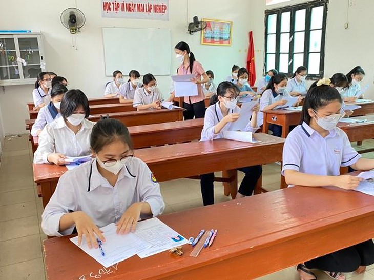 Đề thi môn Ngữ văn vào lớp 10 ở Hải Phòng: Nơi phấn khởi, chốn khóc ròng - Ảnh 1.