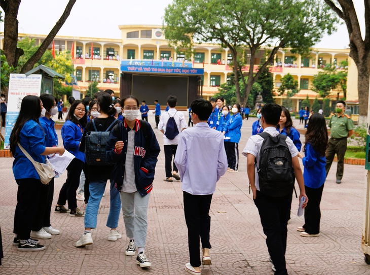 Đề thi môn Ngữ văn vào lớp 10 ở Hải Phòng: Nơi phấn khởi, chốn khóc ròng - Ảnh 3.