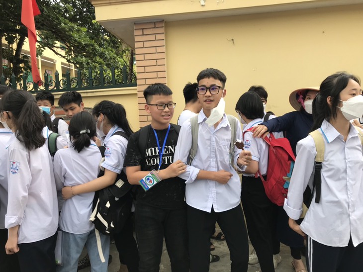 Đề thi môn Ngữ văn vào lớp 10 ở Hải Phòng: Nơi phấn khởi, chốn khóc ròng - Ảnh 4.