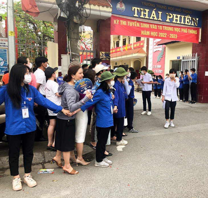 Đề thi môn Ngữ văn vào lớp 10 ở Hải Phòng: Nơi phấn khởi, chốn khóc ròng - Ảnh 6.