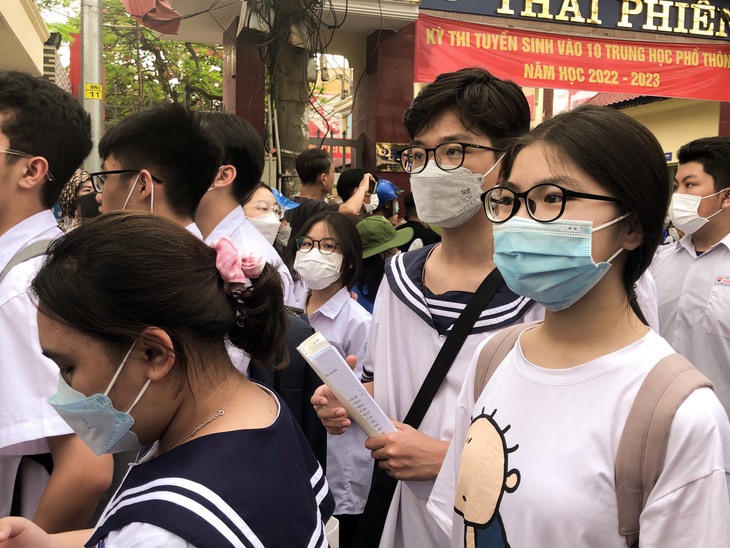 Đề thi môn Ngữ văn vào lớp 10 ở Hải Phòng: Nơi phấn khởi, chốn khóc ròng - Ảnh 7.