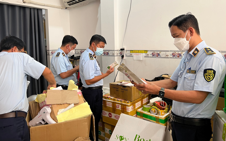 Thu giữ hàng nghìn hộp mỹ phẩm trị viêm nang lông, mụn lưng... nhập lậu