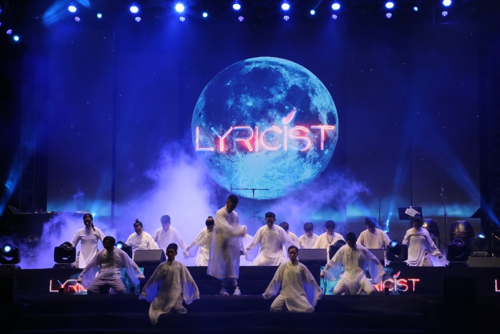 Tưng bừng "đại tiệc" âm thanh, ánh sáng khép lại Tuần lễ Festival Huế 2022 - Ảnh 9. Tưng bừng "đại tiệc" âm thanh, ánh sáng khép lại Tuần lễ Festival Huế 2022 - Ảnh 9.