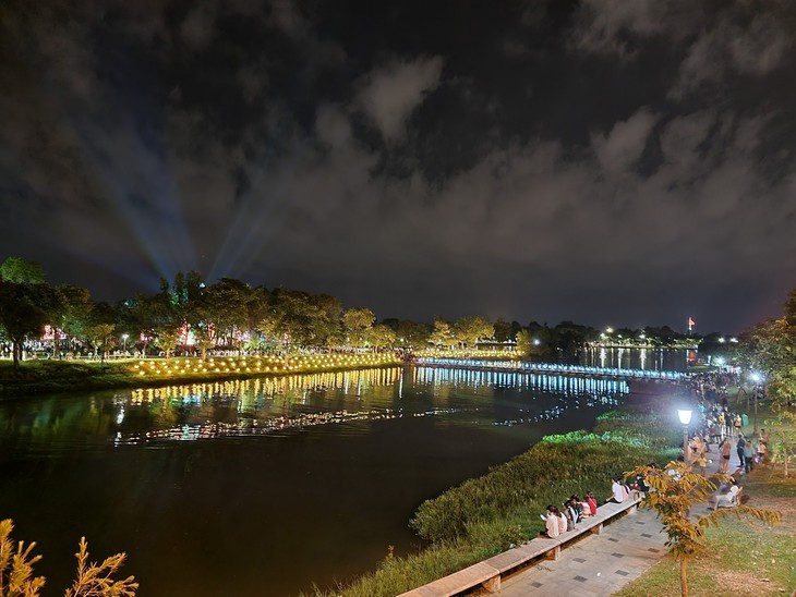 Tưng bừng "đại tiệc" âm thanh, ánh sáng khép lại Tuần lễ Festival Huế 2022 - Ảnh 2. Tưng bừng "đại tiệc" âm thanh, ánh sáng khép lại Tuần lễ Festival Huế 2022 - Ảnh 2.